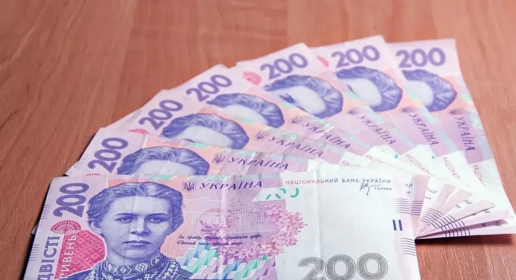 Замість доларів можна купити акції та золото: НБУ розширив валютний ліміт