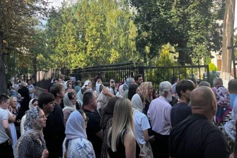 Собор у Чернівцях передають ПЦУ: біля храму зібралися прихильники МП