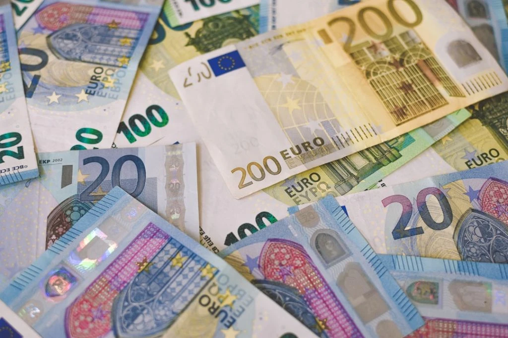 Звідки в Україну надходить найбільше грошей від заробітчан: названо країну