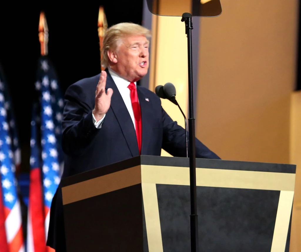 Трамп звернувся до іранців із закликом до спротиву: що він написав
