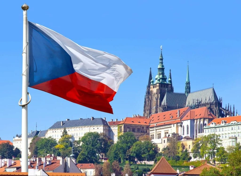 Українцям у Чехії уріжуть виплати: безробітних можуть повністю позбавити допомоги