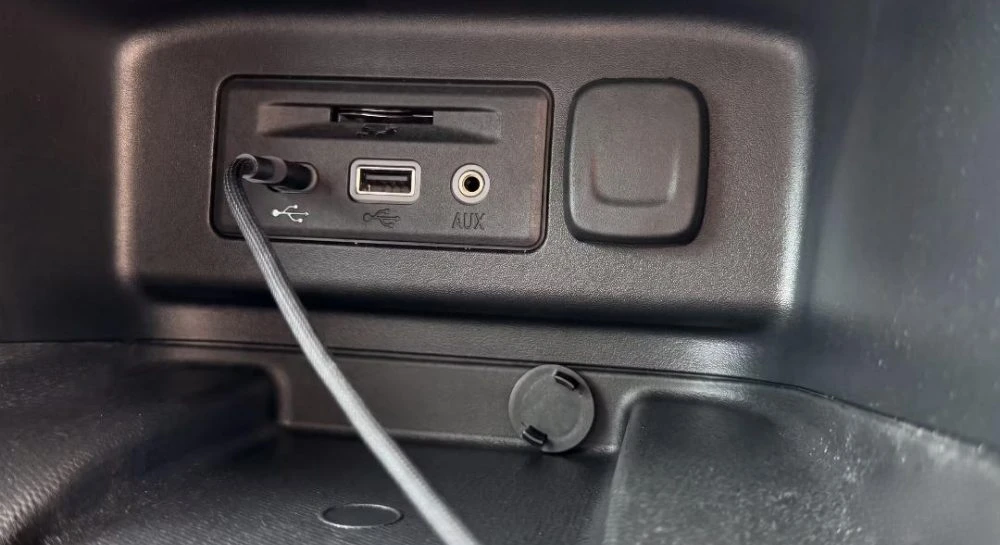 USB-порт в автомобілі може набагато більше: 5 корисних способів його використати