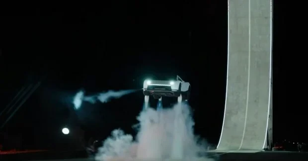 Tesla показала Roadster із реактивними прискорювачами: спорткар злетів і зробив сальто